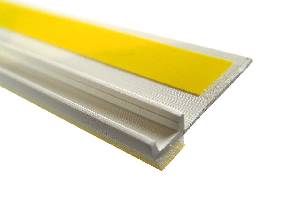 Anputzleiste 6mm aus PVC mit Schattenfuge und abreißbarer Klebelasche 1 Bund (50 Leisten 130 m)