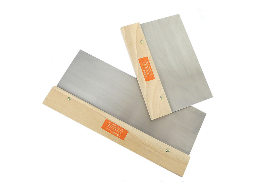 Flächenspachtel aus gehärtetem Stahl und Holzgriff