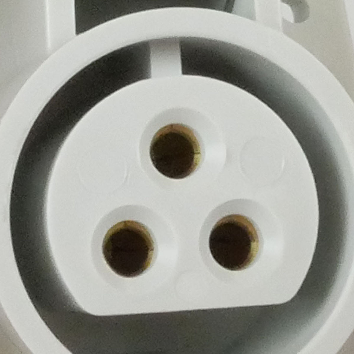 CEE-Anbausteckdose schräg mit Schraubkontakt und Neigung von 20° für einfache Anbaumontage im Baubedarf.